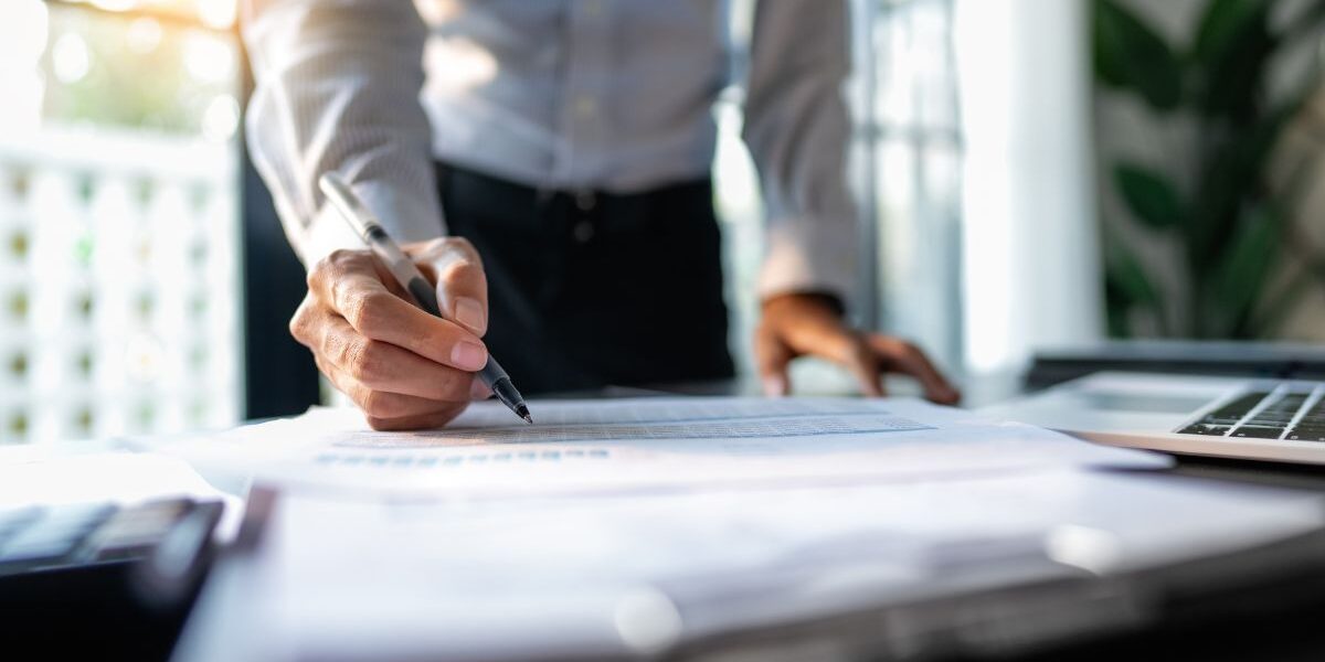 Administración vs Contador: comparación entre dos carreras de negocios, gestión y finanzas