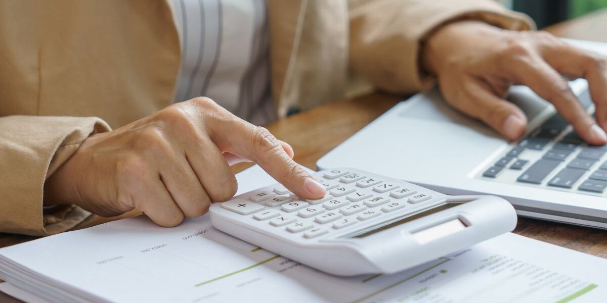 Contador Público: ventajas y desventajas Profesional analizando las ventajas y desventajas de la carrera de contador público en el ámbito laboral.