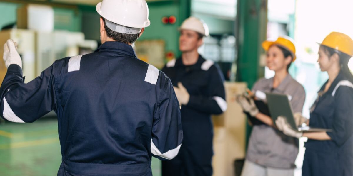 Estudiante de Ingeniería Industrial planificando su formación académica y recorrido universitario.