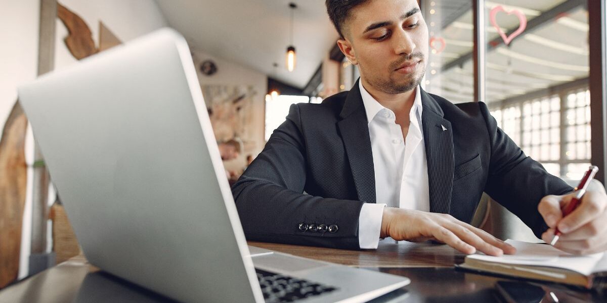 ¿Cuánto dura la carrera de Marketing? Estudiantes cursando materias de marketing estratégico y negocios