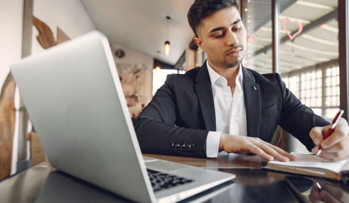 ¿Cuánto dura la carrera de Marketing? Estudiantes cursando materias de marketing estratégico y negocios