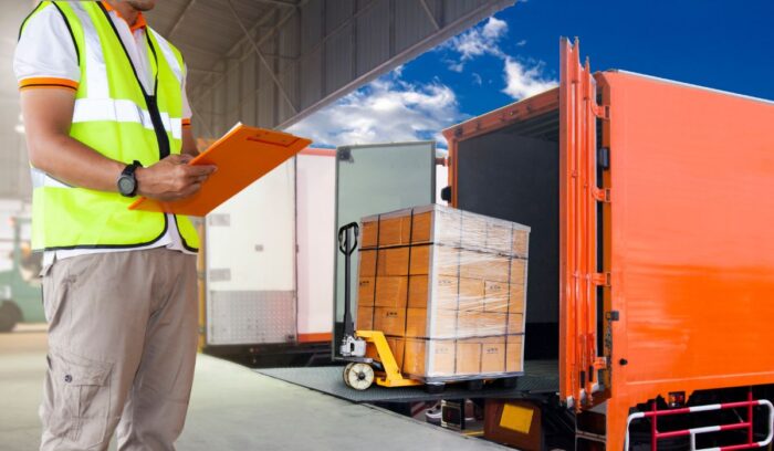 ¿Cuánto dura la carrera de Transportes y Logística? Estudiantes cursando materias vinculadas al transporte y la logística operativa.