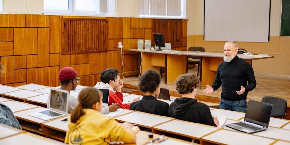 ¿Cuánto dura la carrera de abogacía? Estudiante de Derecho planificando su formación académica.