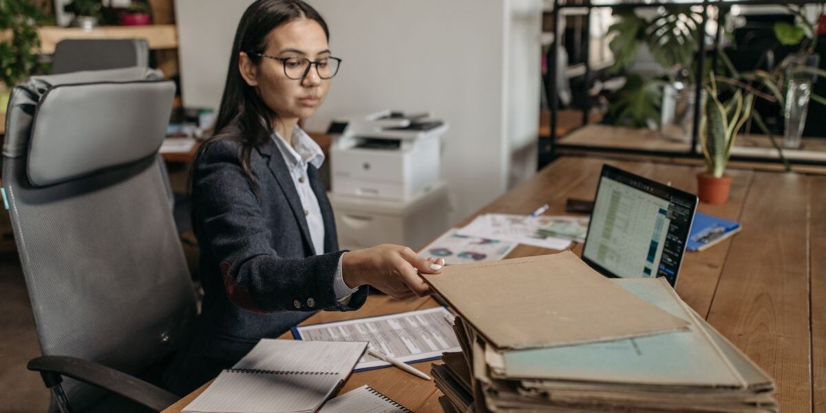 Duración de la carrera de Administración ¿Cuánto dura la carrera de Administración? Estudiante planificando su formación universitaria en gestión y negocios