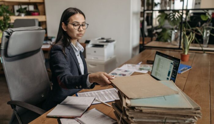 ¿Cuánto dura la carrera de Administración? Estudiante planificando su formación universitaria en gestión y negocios