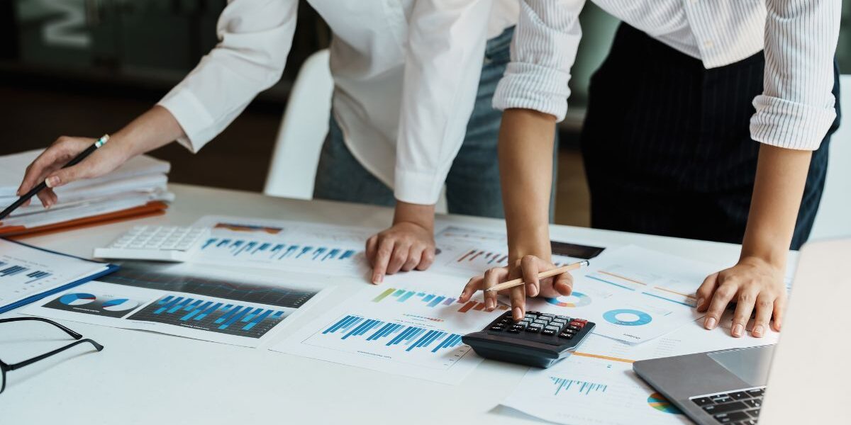 ¿Cuánto dura la carrera de Economía? Estudiantes de Economía cursando una carrera de 4 años con formación en análisis económico, finanzas y estadística.