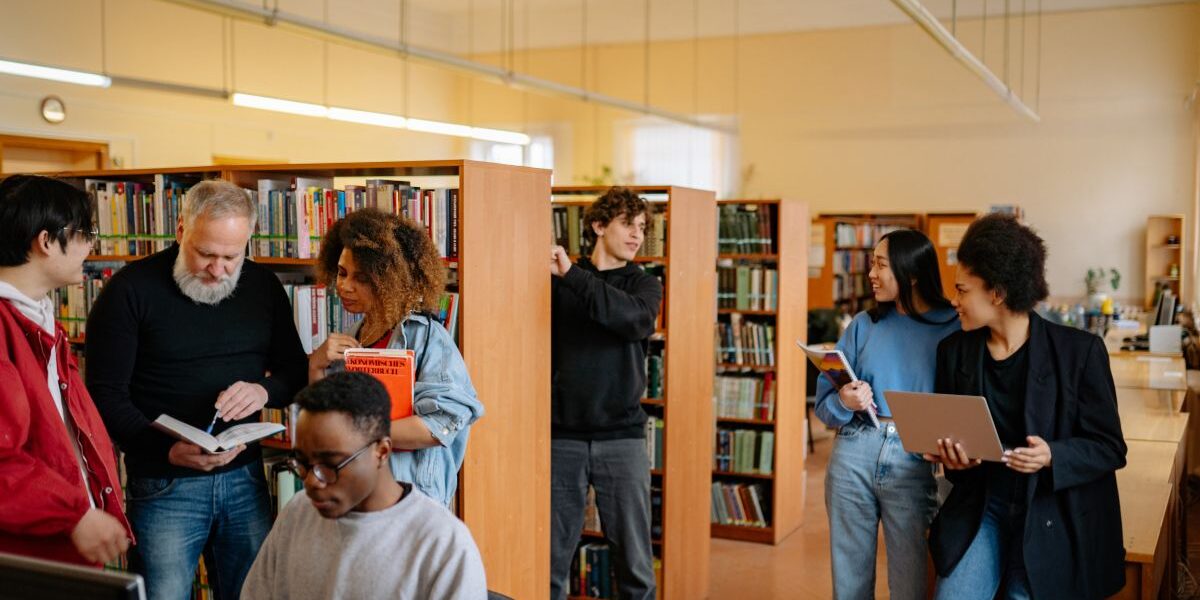 ¿Cuánto dura la carrera de Recursos Humanos? Estudiante planificando su formación en gestión de personas y liderazgo
