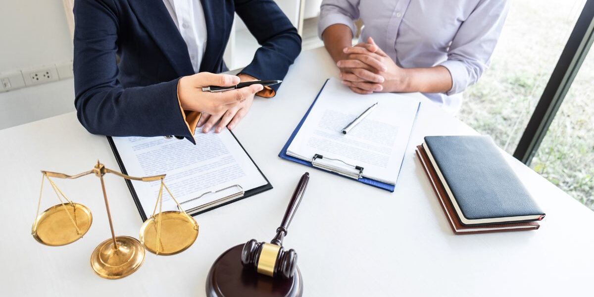 ¿De qué trabaja un abogado? Profesional del derecho desarrollando tareas en distintas áreas jurídicas.
