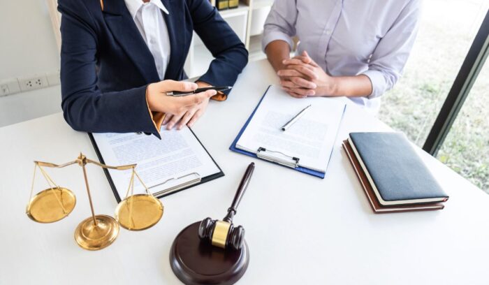 ¿De qué trabaja un abogado? Profesional del derecho desarrollando tareas en distintas áreas jurídicas.