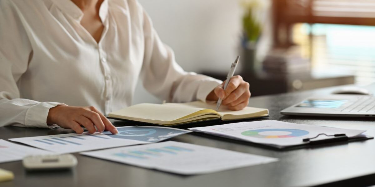 Economista analizando datos económicos, mercados financieros y escenarios para empresas y organismos.