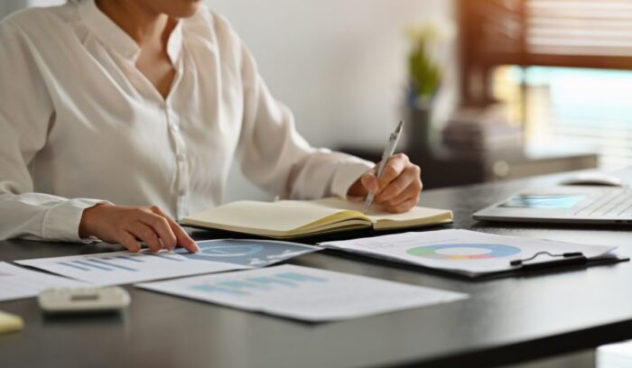 Economista analizando datos económicos, mercados financieros y escenarios para empresas y organismos.