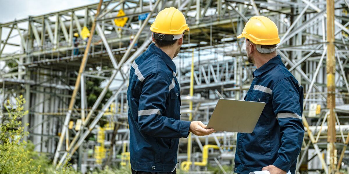 Ingeniero industrial desarrollando tareas de gestión, logística y optimización de procesos en una empresa.