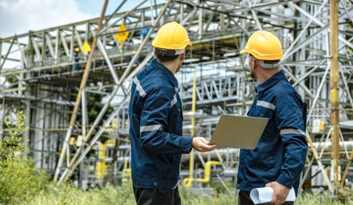 Ingeniero industrial desarrollando tareas de gestión, logística y optimización de procesos en una empresa.