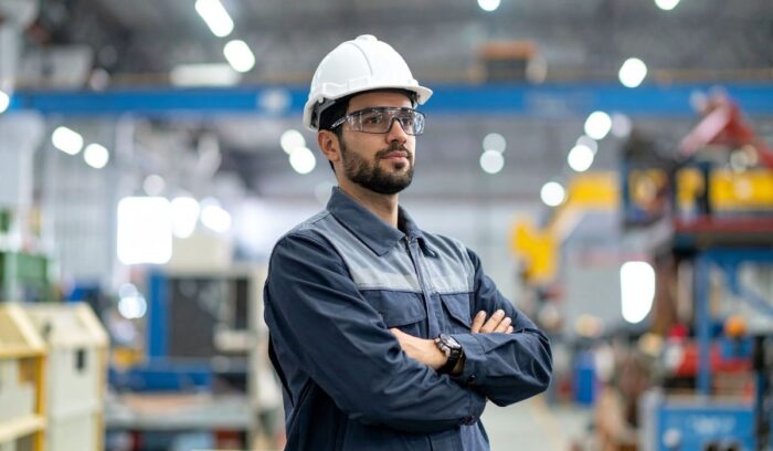¿De qué trabaja un ingeniero mecánico? Profesional desempeñándose en entornos industriales y tecnológicos