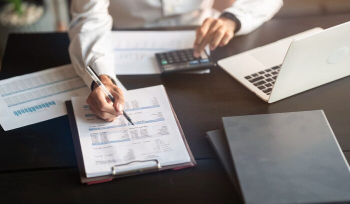 De qué trabaja un licenciado en Administración en áreas como finanzas, marketing, recursos humanos y gestión empresarial