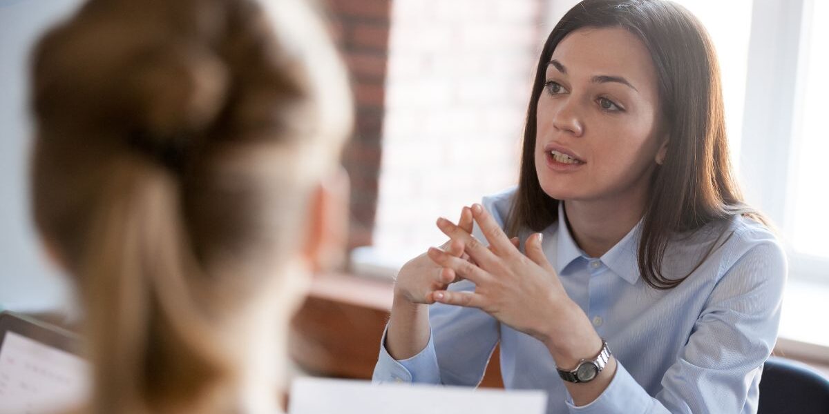 Salida laboral de Recursos Humanos ¿De qué trabaja un licenciado en Recursos Humanos? Profesional gestionando selección, capacitación y desarrollo de personas