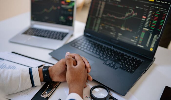 Profesional de Comercio Internacional gestionando operaciones de comercio exterior y negocios globales.