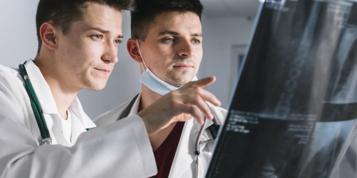 ¿De qué trabaja un profesional en Bioimágenes? ¿De qué trabaja un profesional en Bioimágenes? Especialista realizando estudios de diagnóstico por imágenes