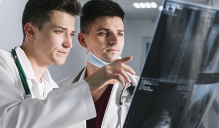 ¿De qué trabaja un profesional en Bioimágenes? Especialista realizando estudios de diagnóstico por imágenes