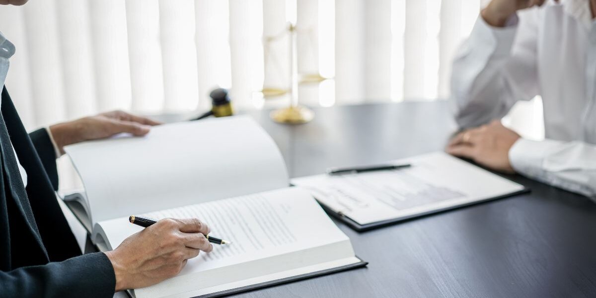 ¿Qué diferencia hay entre abogado y procurador? ¿Qué diferencia hay entre abogado y procurador? Comparación de funciones dentro del ámbito jurídico.