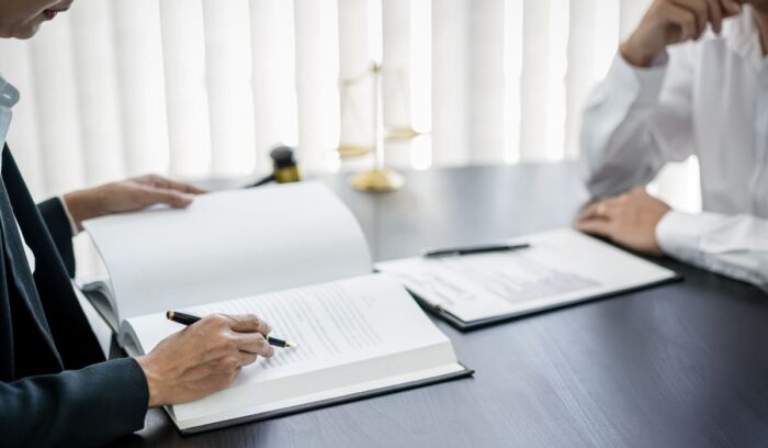 ¿Qué diferencia hay entre abogado y procurador? Comparación de funciones dentro del ámbito jurídico.