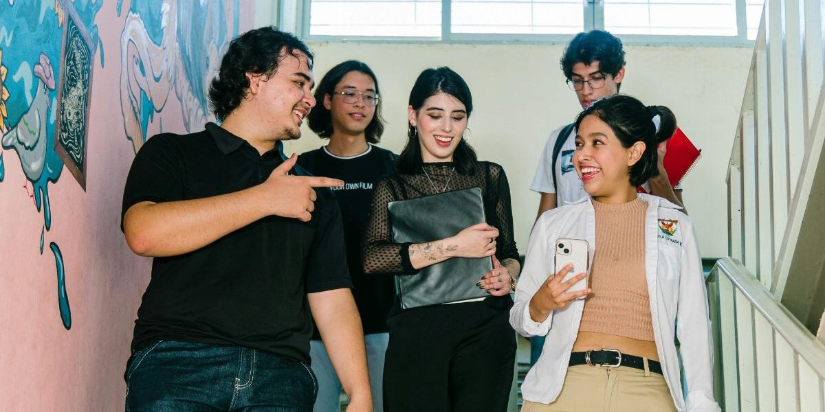 Dónde estudiar Comercio Internacional en Buenos Aires Estudiantes de Comercio Internacional en Buenos Aires cursando una carrera orientada al comercio exterior y negocios globales.