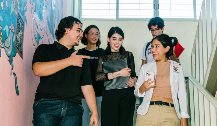 Estudiantes de Comercio Internacional en Buenos Aires cursando una carrera orientada al comercio exterior y negocios globales.