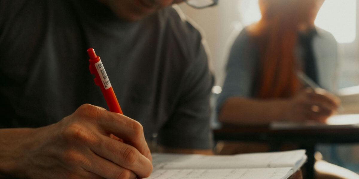 Estudiantes universitarios analizando opciones sobre dónde estudiar contador público en Buenos Aires.