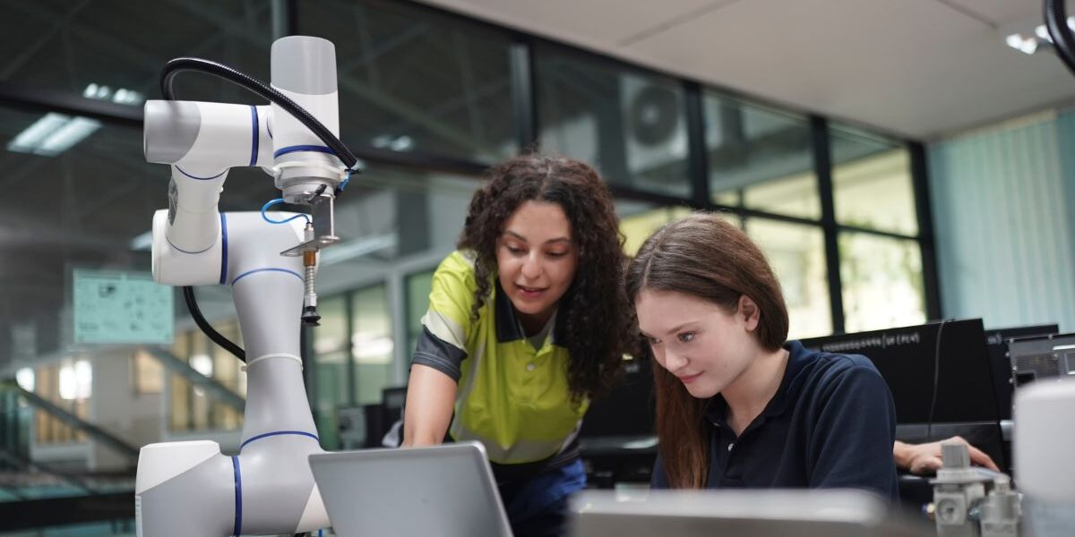 ¿Dónde estudiar Ingeniería en Sistemas en Buenos Aires? Estudiantes en formación tecnológica universitaria