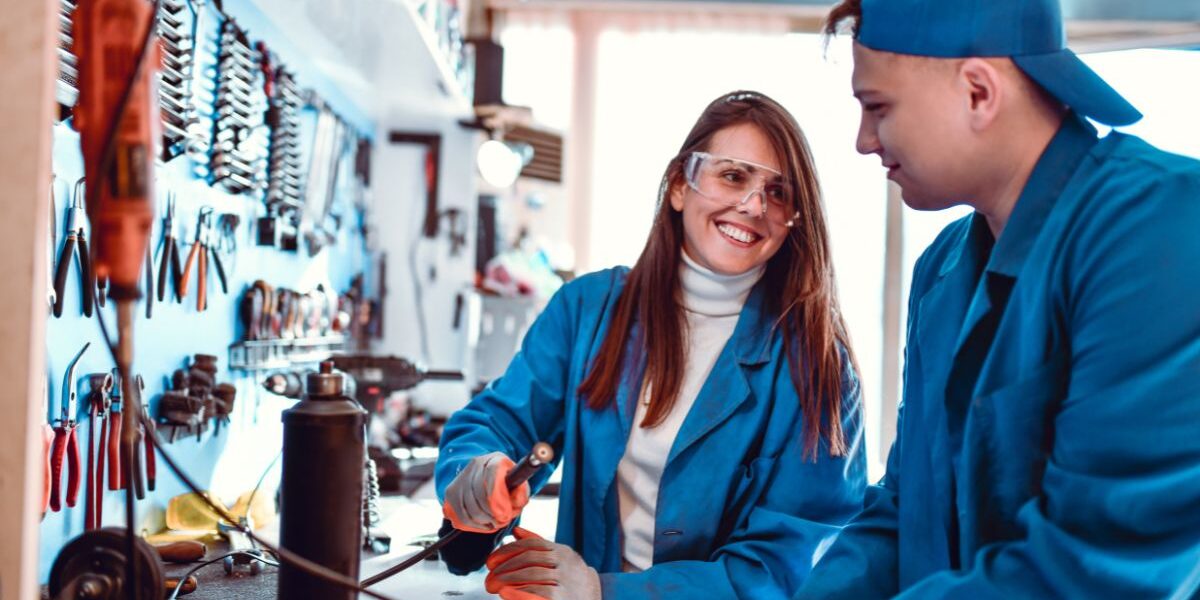 ¿Dónde estudiar Ingeniería Mecánica en Buenos Aires? Estudiantes en un entorno de formación técnica e industrial