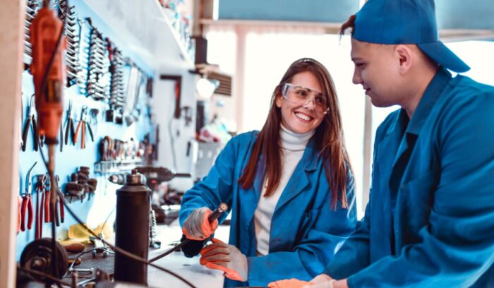 ¿Dónde estudiar Ingeniería Mecánica en Buenos Aires? Estudiantes en un entorno de formación técnica e industrial