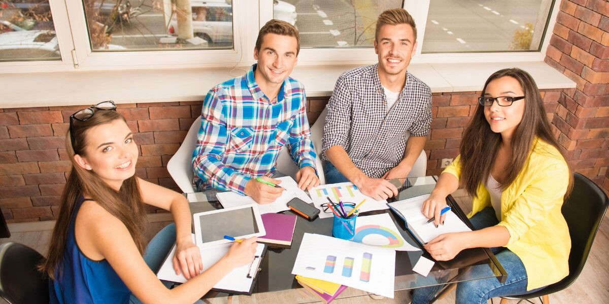 ¿Dónde estudiar Marketing en Buenos Aires? Estudiantes universitarios formándose en marketing y negocios