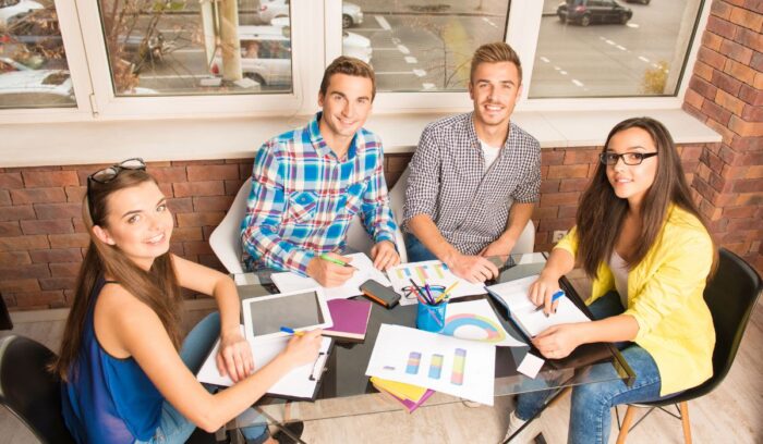 ¿Dónde estudiar Marketing en Buenos Aires? Estudiantes universitarios formándose en marketing y negocios