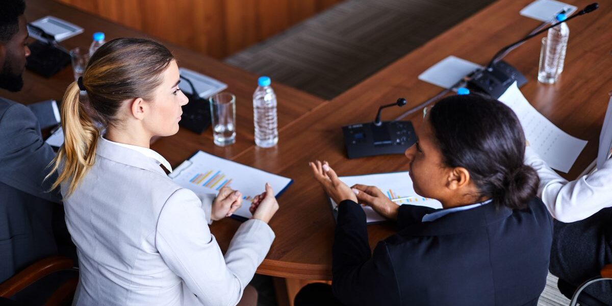Comparación entre Economía y Administración, dos carreras con enfoques distintos en mercados y gestión empresarial.