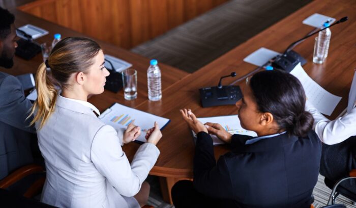 Comparación entre Economía y Administración, dos carreras con enfoques distintos en mercados y gestión empresarial.