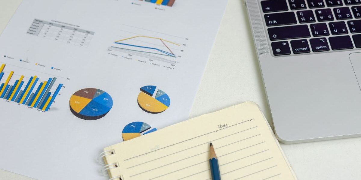 ¿Es una buena carrera estudiar Marketing hoy? Profesional trabajando en estrategias digitales y análisis de mercado