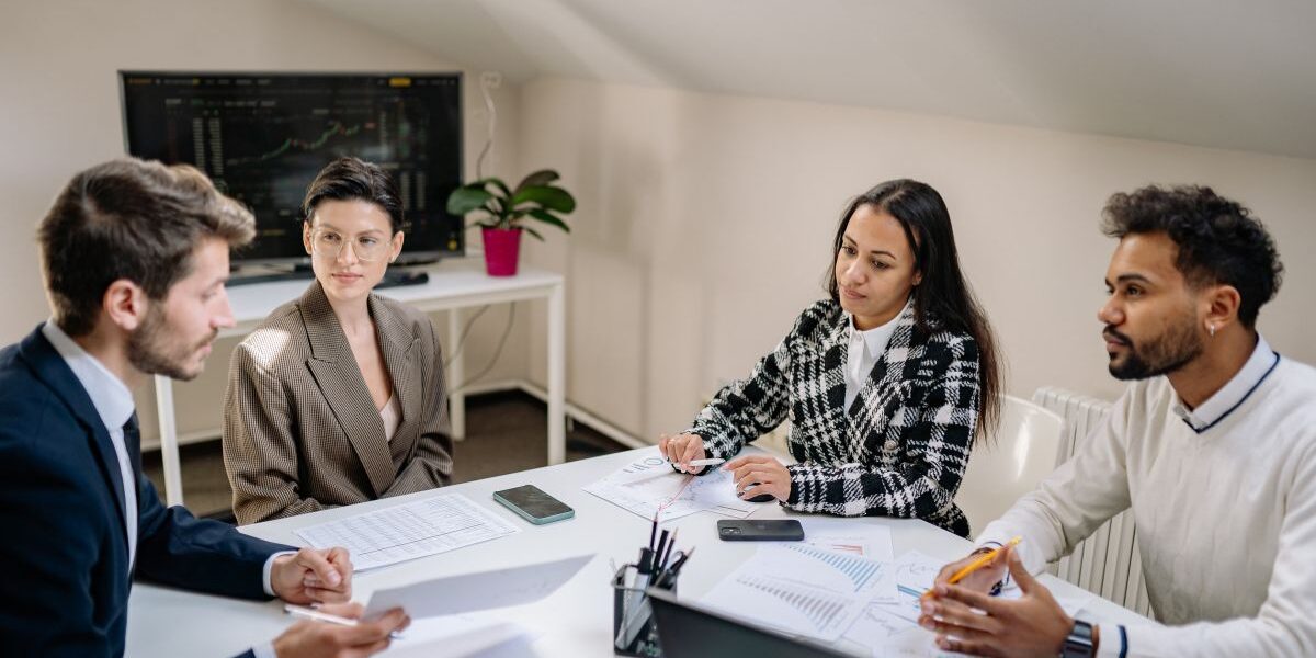 Estudiar Administración de Empresas: desafíos y formación Estudiante de Administración de Empresas analizando contenidos de economía, contabilidad y gestión