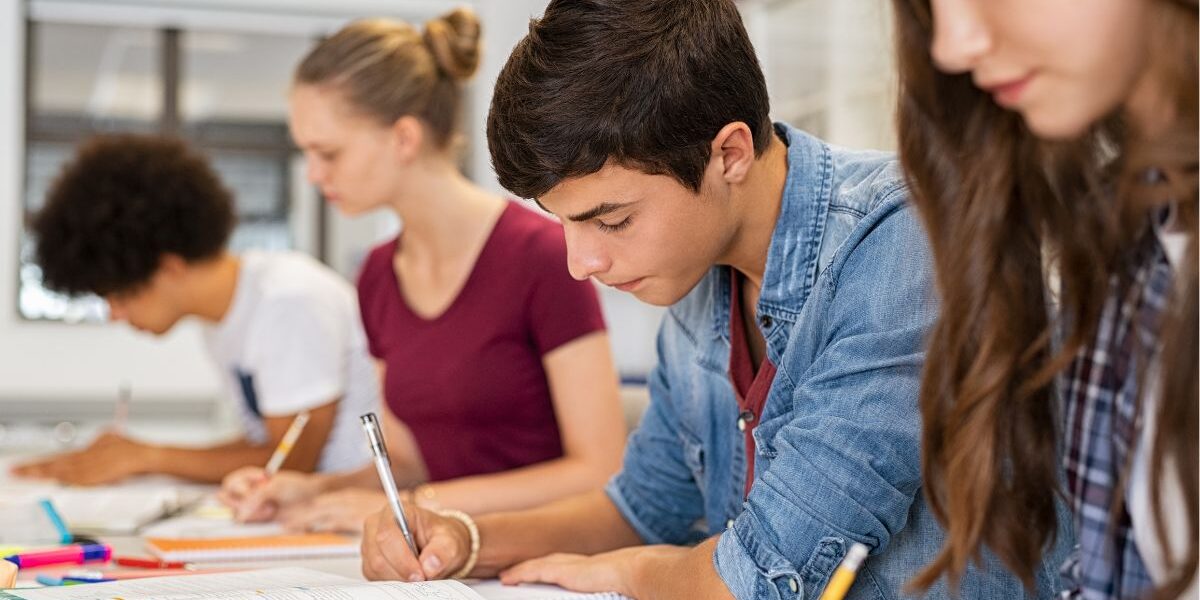 ¿Es difícil estudiar Comercio Internacional? Estudiante de Comercio Internacional analizando temas de economía, logística y comercio exterior.