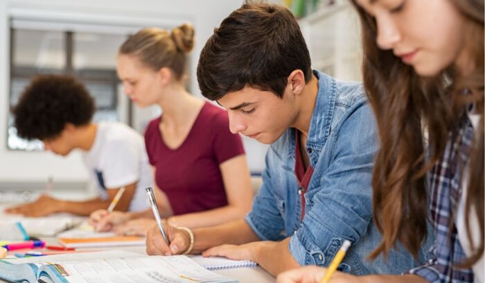 Estudiante de Comercio Internacional analizando temas de economía, logística y comercio exterior.