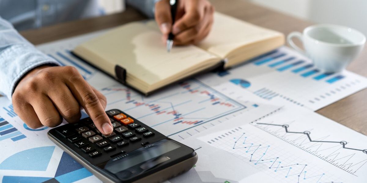 ¿Es difícil estudiar Contador Público? Estudiante de Contador Público analizando ejercicios y contenidos de la carrera para comprender su nivel de dificultad.