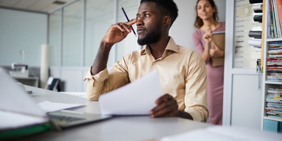 Estudiante de Economía analizando datos, estadísticas y modelos económicos durante su formación.