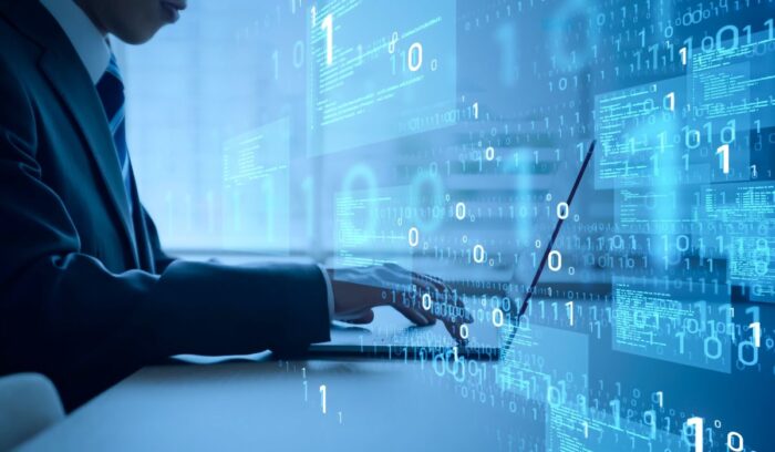 ¿Es difícil estudiar Ingeniería en Sistemas? Estudiante trabajando en programación y resolución de problemas