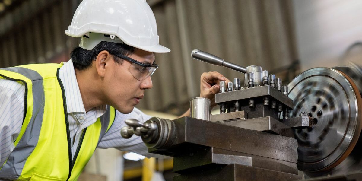 Estudiante de Ingeniería Industrial resolviendo ejercicios de matemática y análisis de problemas complejos.