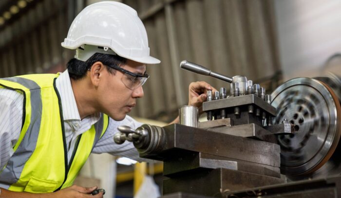 Estudiante de Ingeniería Industrial resolviendo ejercicios de matemática y análisis de problemas complejos.