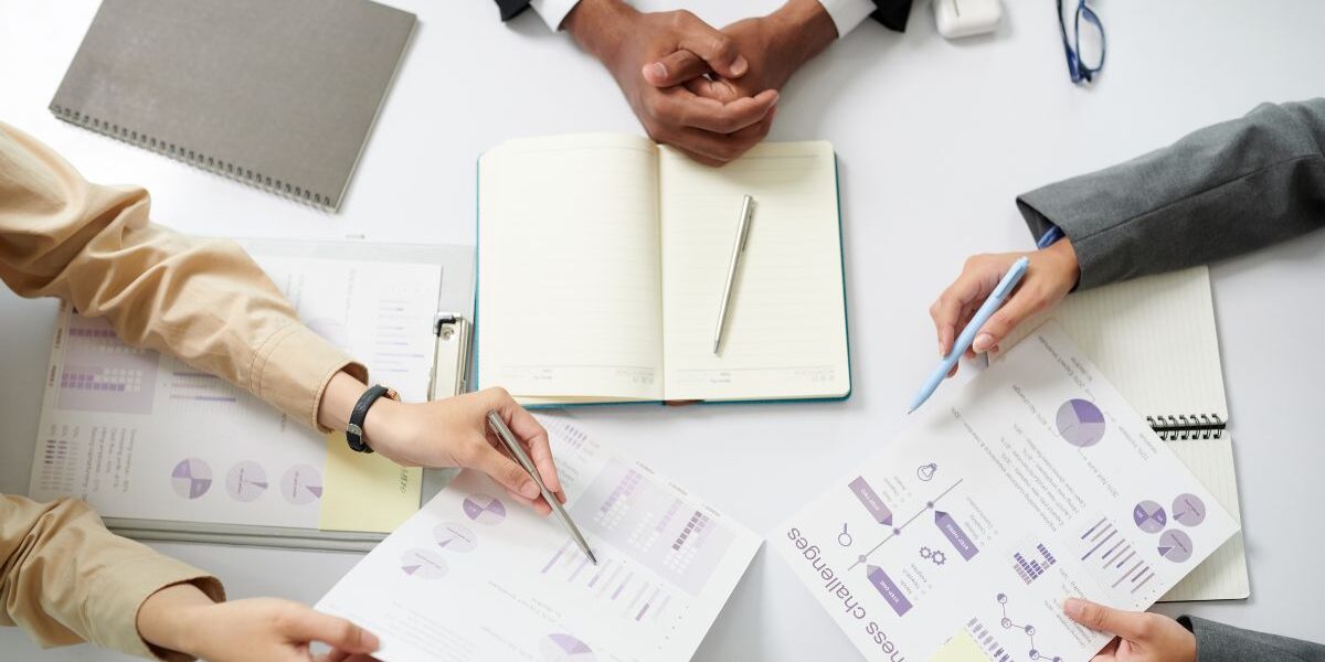 Estudiante de Marketing analizando datos y desarrollando estrategias comerciales durante su formación académica