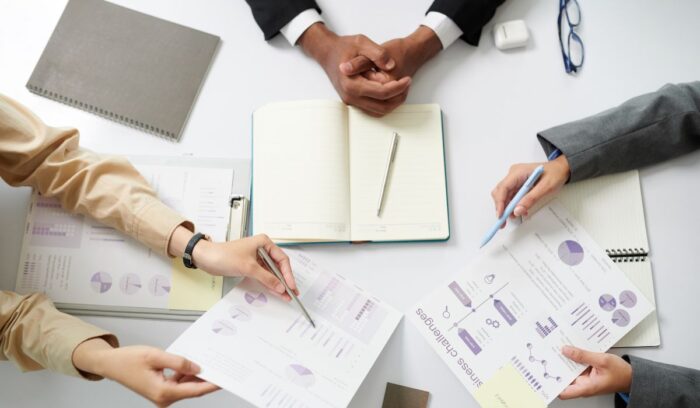 Estudiante de Marketing analizando datos y desarrollando estrategias comerciales durante su formación académica
