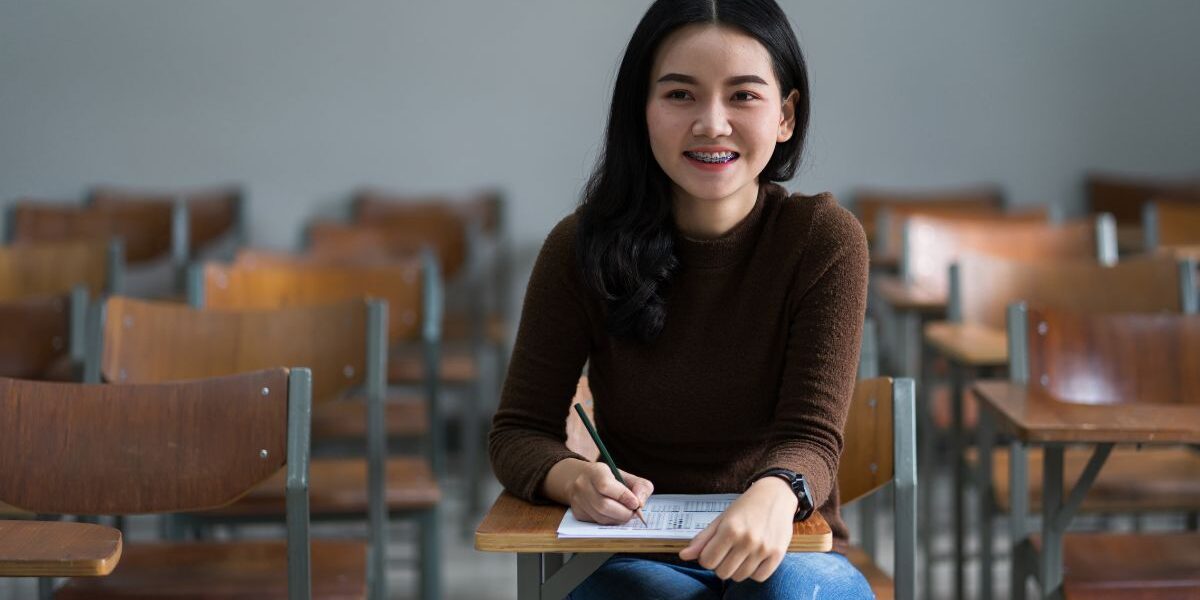 ¿Es difícil estudiar psicología? Lo que debés saber ¿Es difícil estudiar psicología? Estudiante analizando contenidos y teorías de la carrera
