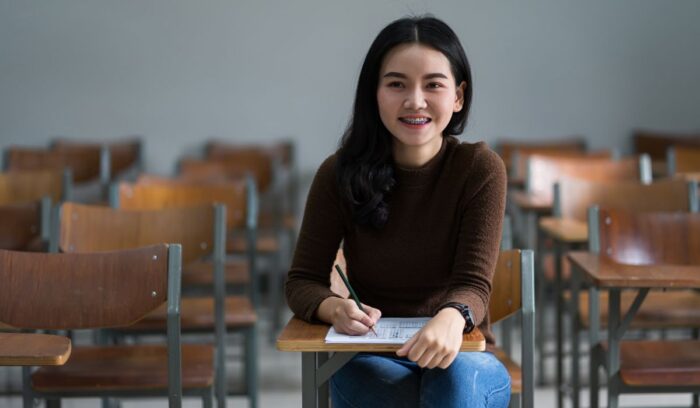 ¿Es difícil estudiar psicología? Estudiante analizando contenidos y teorías de la carrera