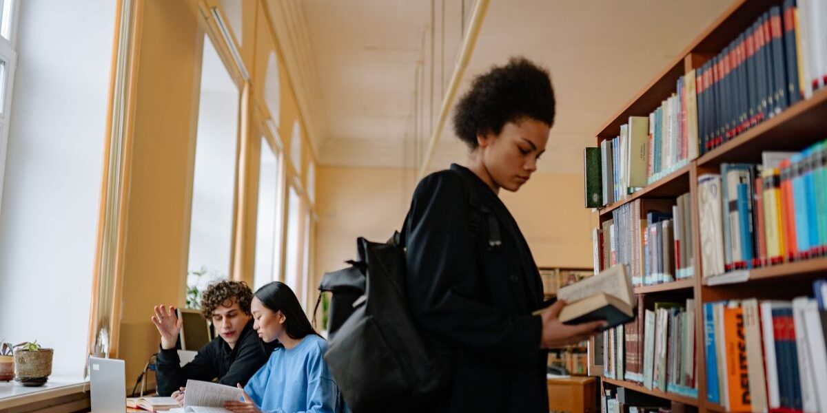 ¿Es difícil estudiar Recursos Humanos? Estudiante analizando contenidos de comunicación, psicología laboral y gestión organizacional