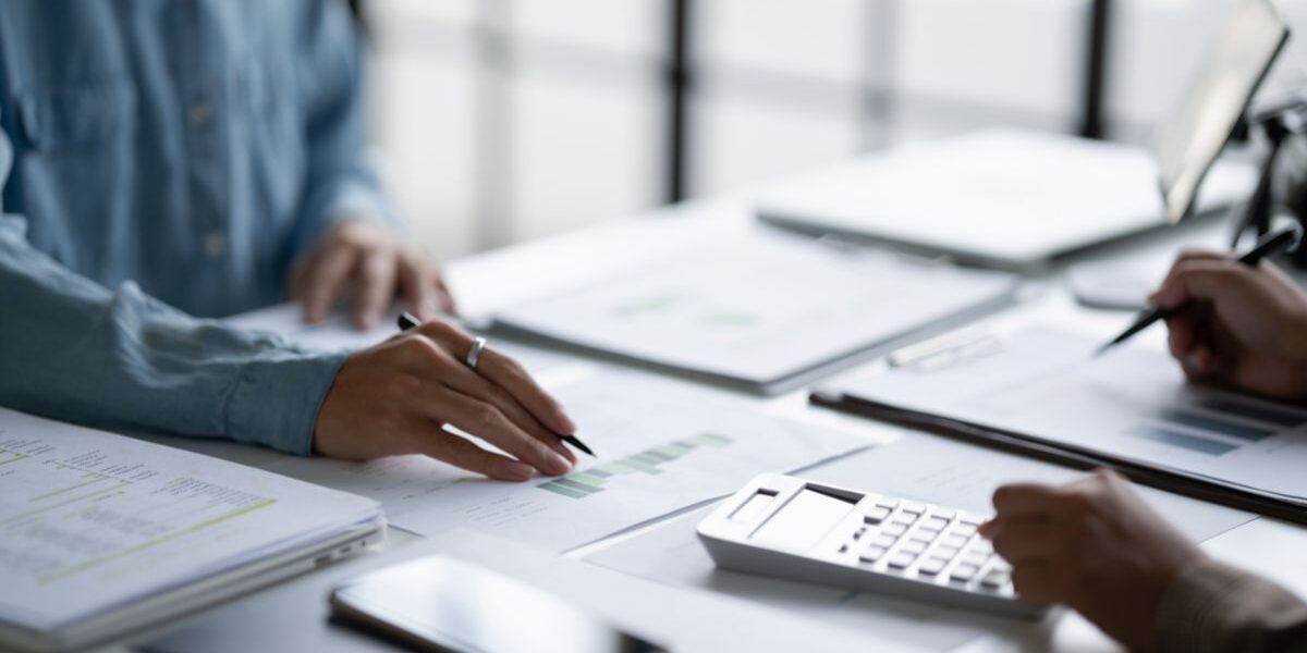 ¿Es una buena carrera estudiar Administración? Estudiante preparándose para liderar organizaciones y gestionar negocios